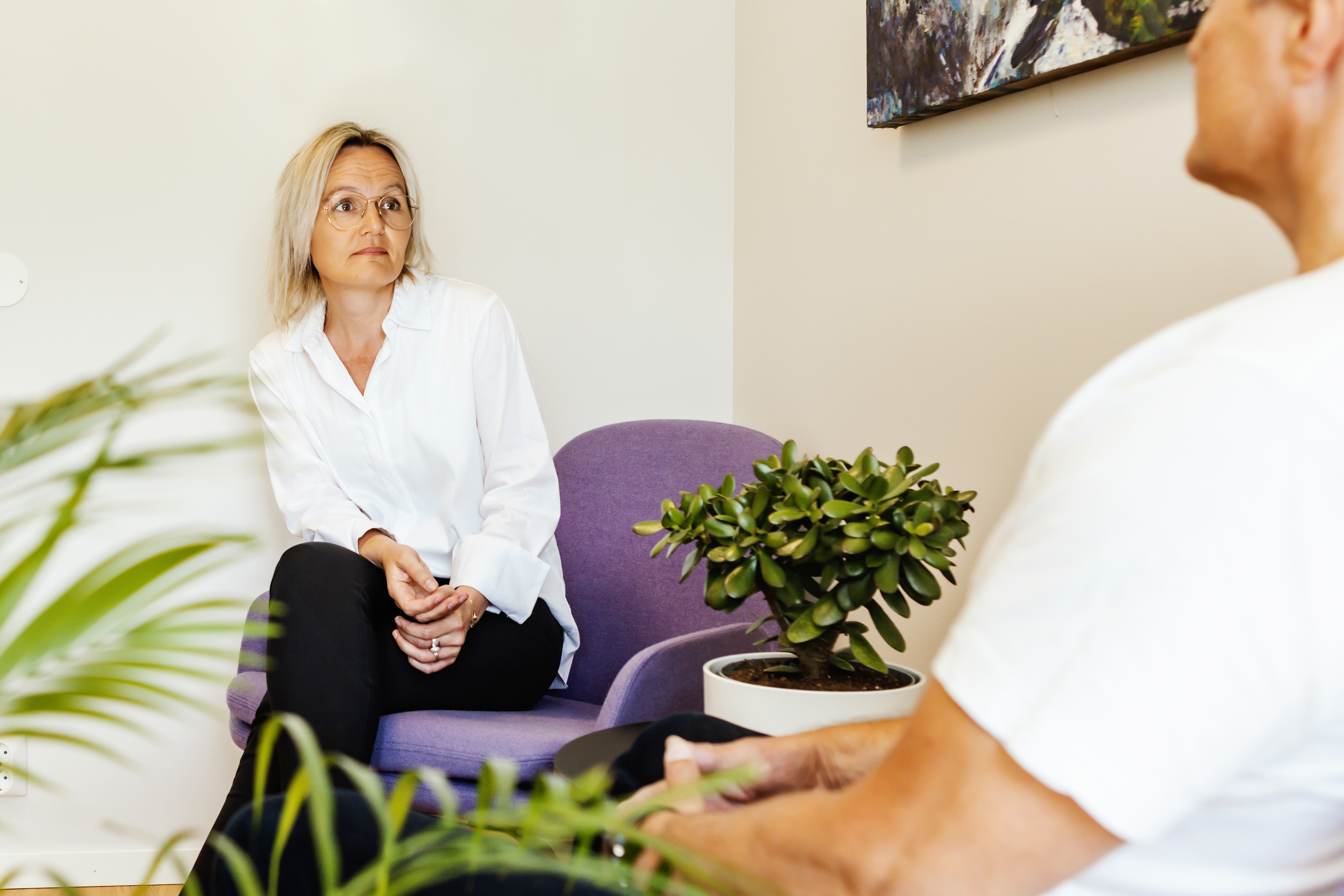 To personer som snakker sammen