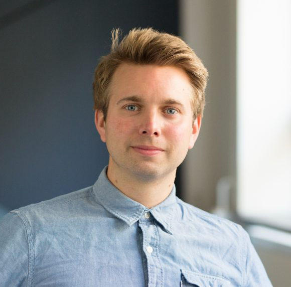 En mann i blå skjorte