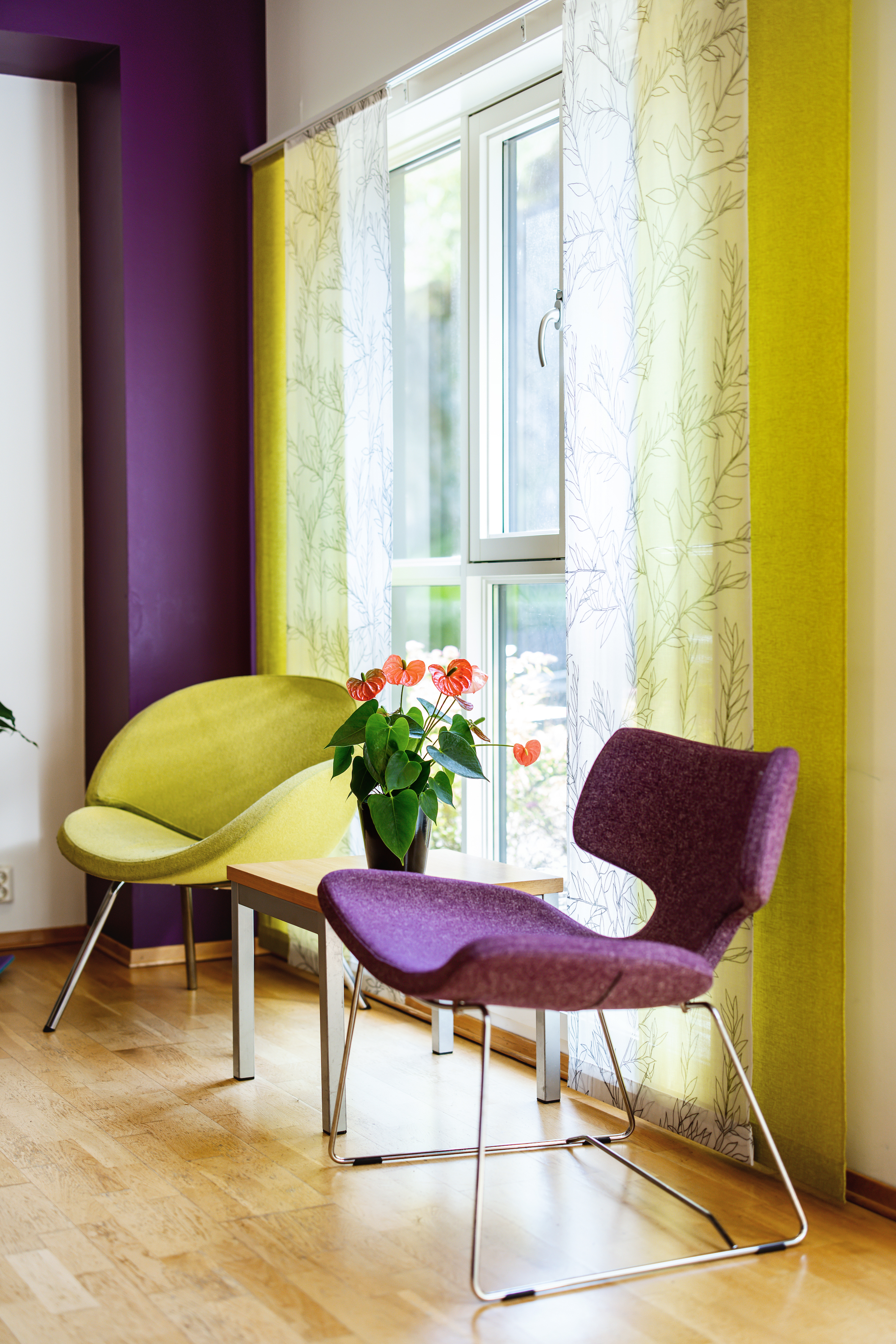 To stoler foran et vindu på et venterom