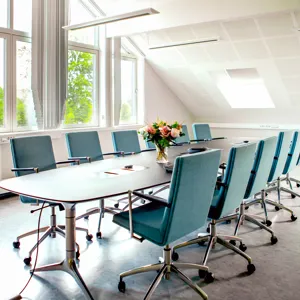 Konferansebord med stoler rundt
