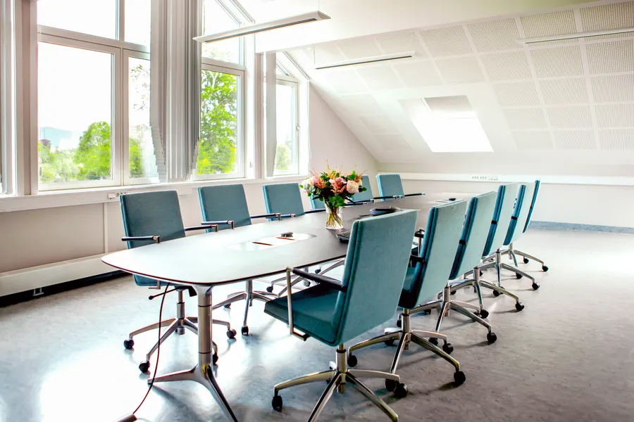 Konferansebord med stoler rundt