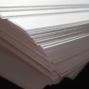 Et nærbilde av en bunke med ark