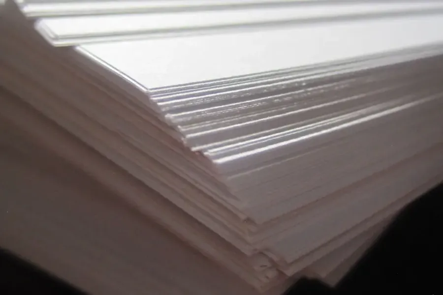 Et nærbilde av en bunke med ark