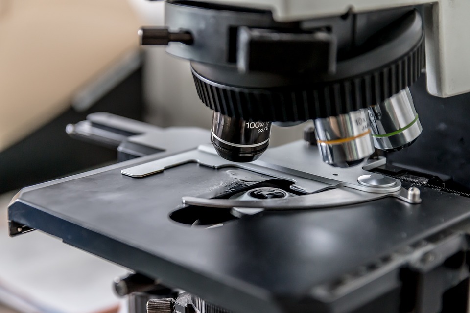 Nærbilde av mikroskop