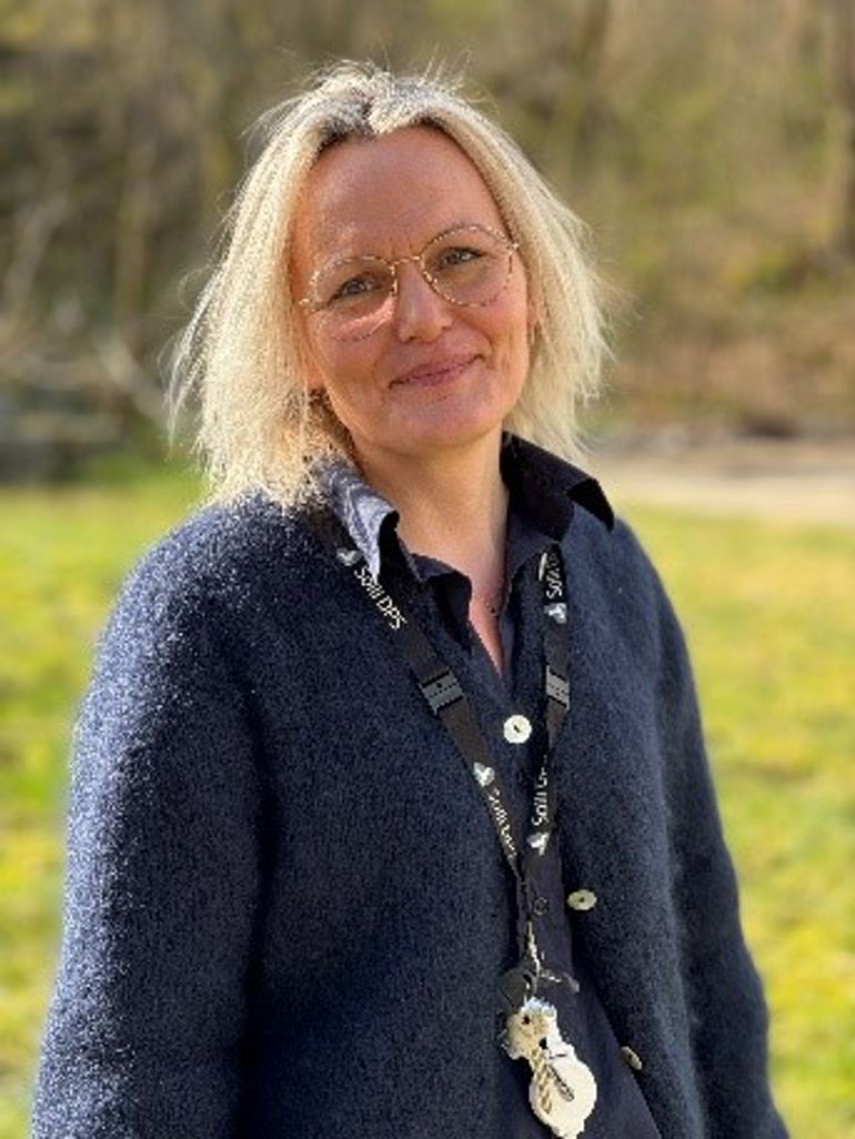 Bilde av en dame i blå genser