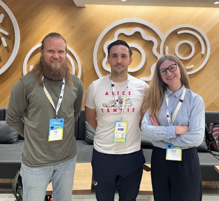 En gruppe mennesker som poserer for et bilde