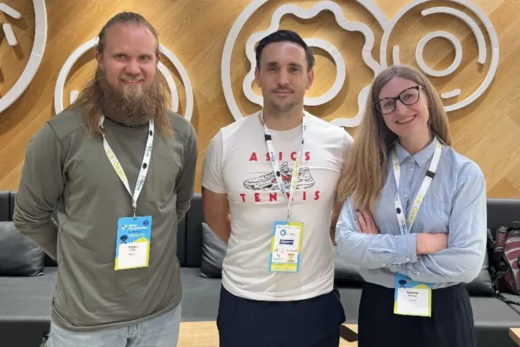 En gruppe mennesker som poserer for et bilde