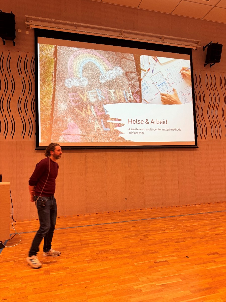 En person som står foran en projeksjonsskjerm