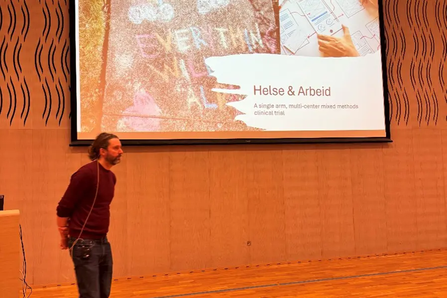 En person som står foran en projeksjonsskjerm