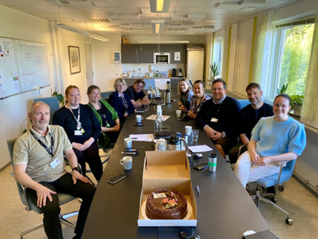 En gruppe mennesker som sitter rundt et bord