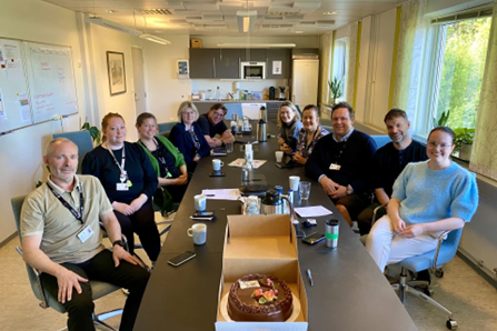 En gruppe mennesker som sitter rundt et bord