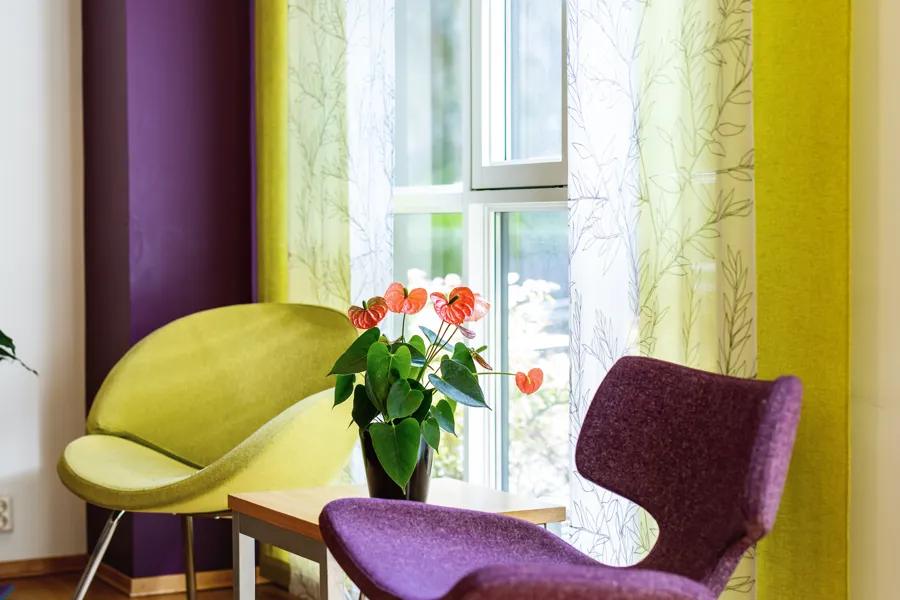 To stoler på et venterom med vindu i bakgrunnen