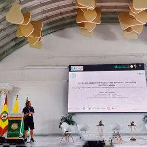 En person som står foran en skjerm med et stort hvitt skilt