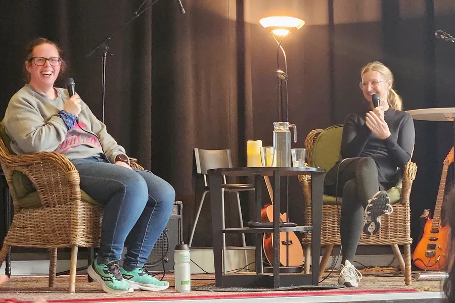 Et par kvinner som sitter på stoler