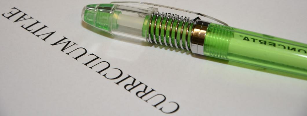 En grønn penn med svart hette