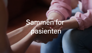 Et nærbilde av en kvinne som holder en baby
