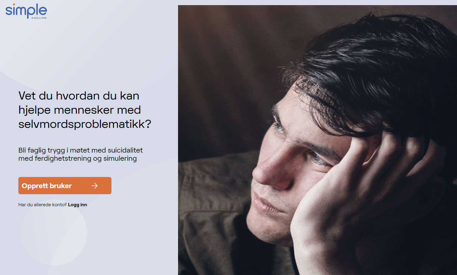 En mann med hånden i ansiktet