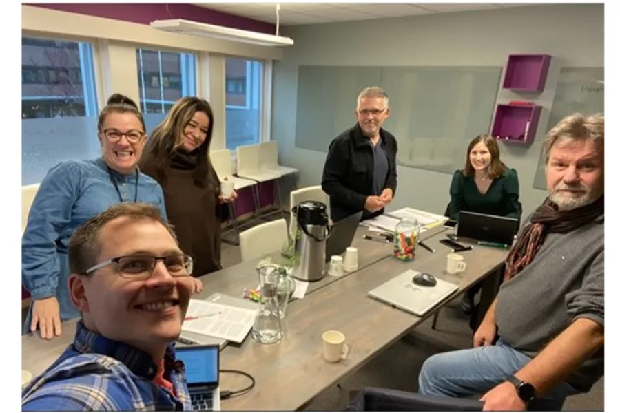 En gruppe mennesker som sitter rundt et bord