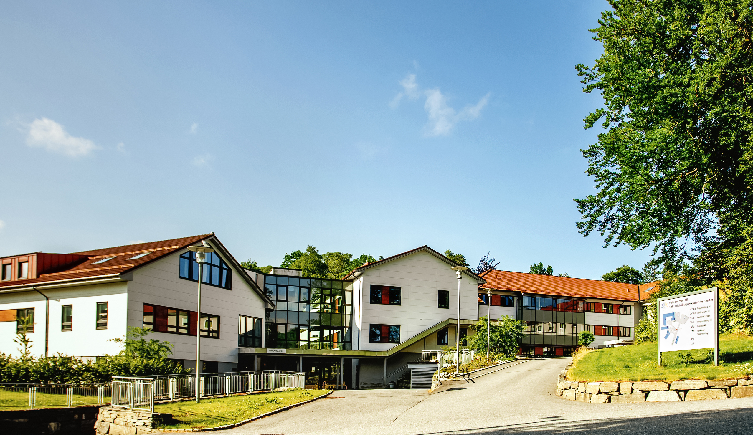 Bygninger med blå himmel i bakgrunnen