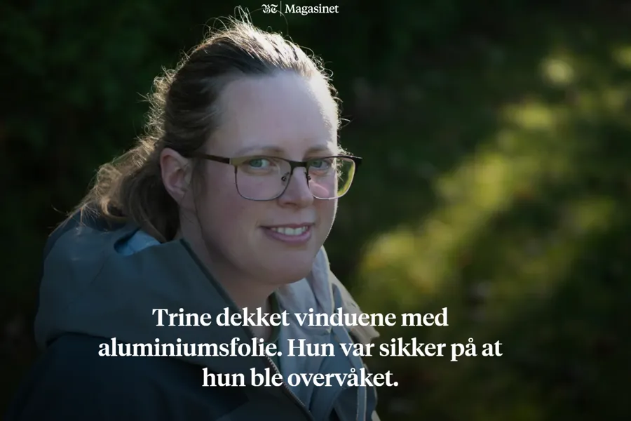 En person med briller som smiler