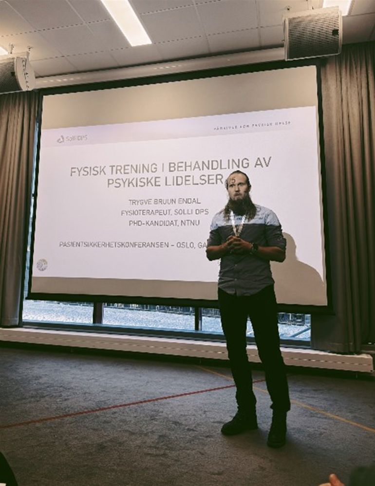 Mann som holder presentasjon.