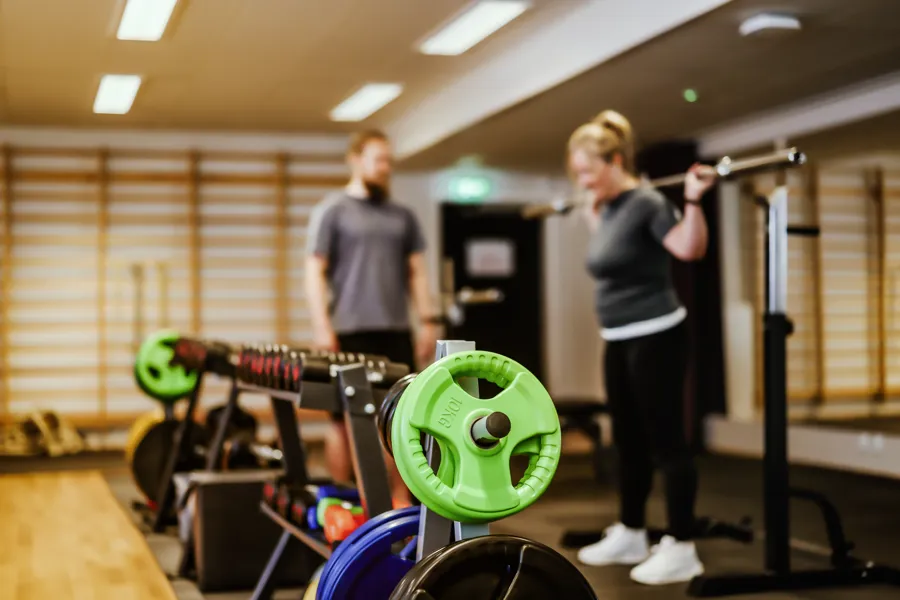 Bilde av to personer som trener med vekter