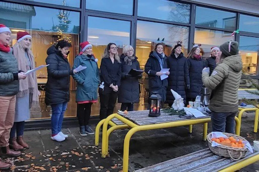 En gruppe mennesker som står utenfor en bygning